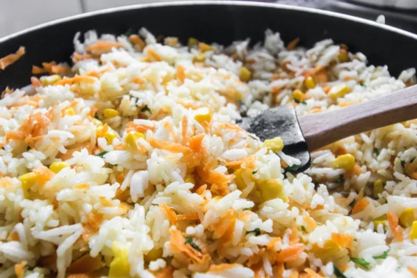 Arroz de Frigideira: Refeição Completa em Uma Panela